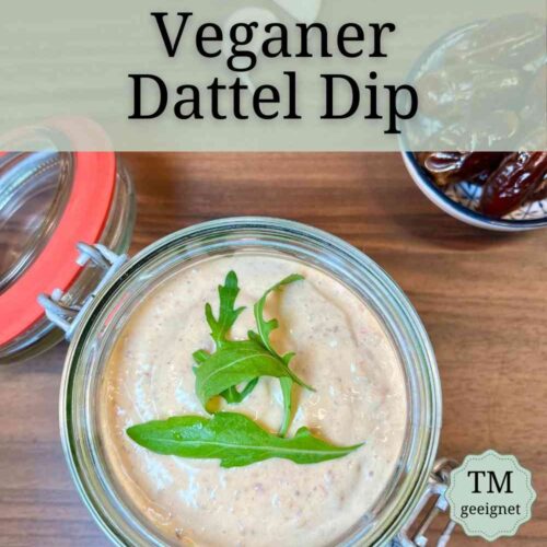 Veganer Dattel-Dip mit Ajvar, Creme Vega und Soja Quark. In einem Buegelglas mit Rucola dekoriert. Dieser Datteldip ist vegan und der perfekte Partydip.