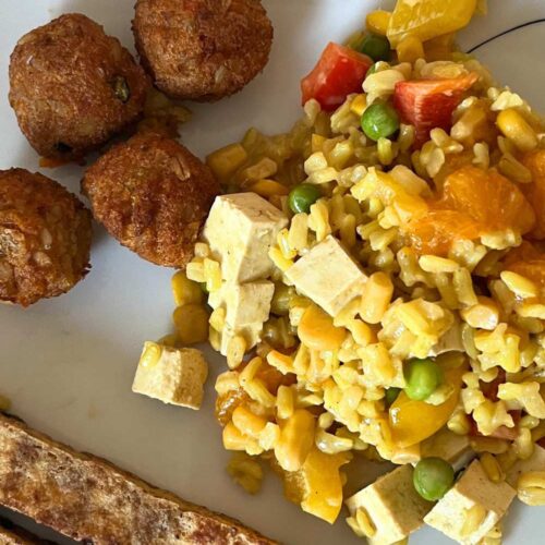 Curry Reissalat mit Gemuesebaellchen und gebratenem Tofu.