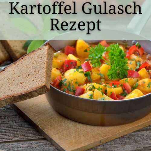 Kartoffel Gulasch mit Paprika und Bauernbrot in einer Pfanne, dekoriert mit Petersilie. Im Hintergrund Paprika.