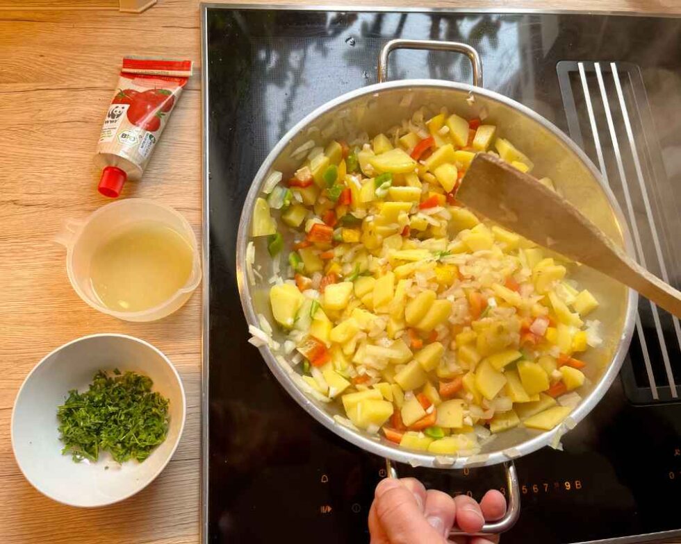 Das beste Kartoffelgulasch mit Paprika | vegan und würzig Das beste Kartoffelgulasch mit Paprika | vegan und würzig