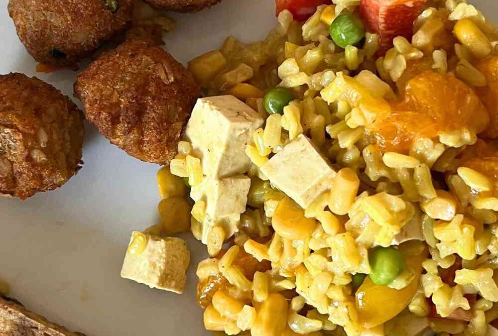 Curry-Reis-Salat mit Mandarinen und Tofu
