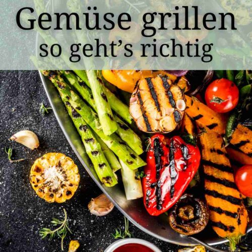 Gegrilltes Gemuese auf einer Servierplatte. Darunter gegrillte Paprika, Karotten, Pilze und Mais. Mit Dip, Kraeutern und Knoblauch dekoriert. So geht Gemuese grillen richtig