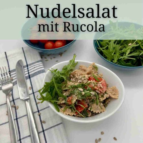 Nudelsalat mit getrockneten Tomaten, Rucola, frischen Tomaten, Sonnenblumenkernen und veganem Honig Senf Dressing.