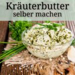 Vegane Kräuterbutter | Perfekt fürs Vegane Grillen 1 Vegane Kraeuterbutter in einem Glasschaelchen, dekoriert mit Kraeutern, Knoblauch und Salz.