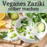Veganes Zaziki selber machen 1 Veganes Zaziki angerichtet in einer weissen Schale, dekoriert mit Gurke, Kraeutern und Knoblauch.
