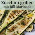 Zucchini grillen | Marinade mit Dill 1 Gegrillte Zucchini auf einer Servierschale, dekoriert mit Kraeutern. Zucchini grillen ist ganz einfach.