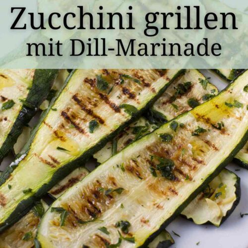 Gegrillte Zucchini auf einer Servierschale, dekoriert mit Kraeutern. Zucchini grillen ist ganz einfach.