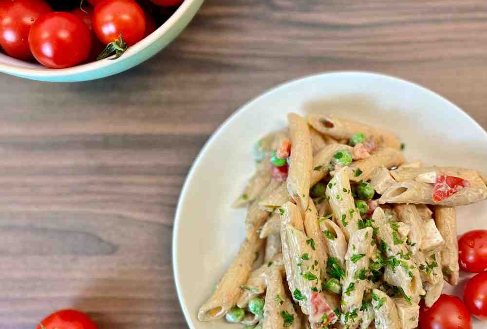 Schneller Nudelsalat mit Tofu und frischen Tomaten