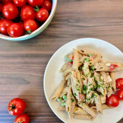 Veganer Nudelsalat mit Tomaten und Tofu