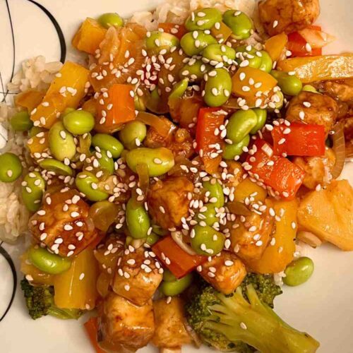 Tofu suess sauer mit Reis bestreut mit Sesam