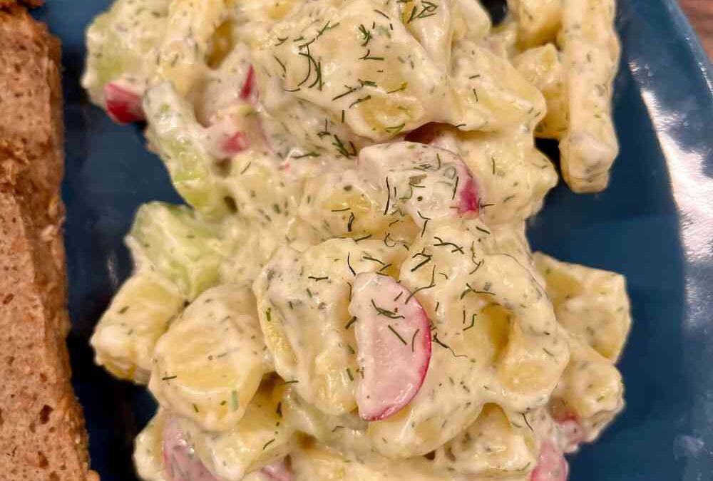 Veganer Kartoffelsalat mit Radieschen und Salatgurke