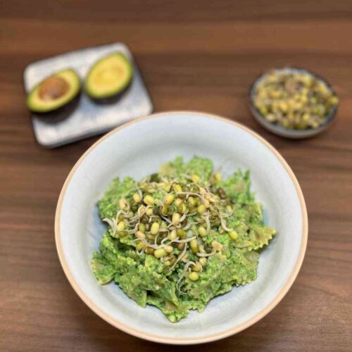 Avocado Pasta mit Spinat und Sprossen