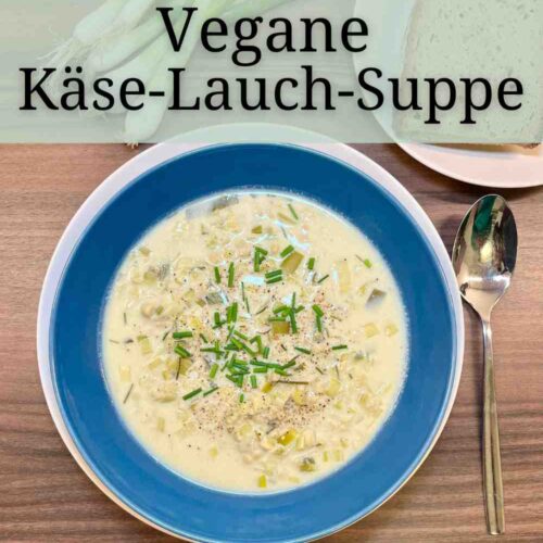 Super leckere vegane Kaese Lauch Suppe mit Soja Granulat in einem blauen Teller, dekoriert mit Schnittlauch.