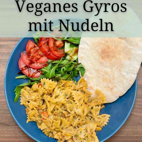 Veganes Gyros mit Nudeln, Pitabrot, Salatbeilage mit Gurke, Tomate und Balsamico Creme.