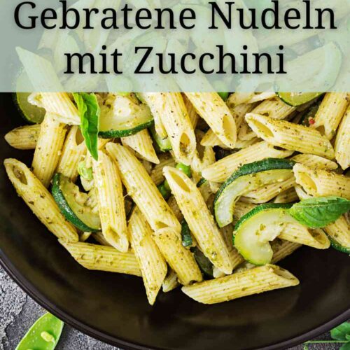 Herzhaft gebratene Nudeln mit frischen Zucchini aus dem Garten. Saisonales Pastarezept mit Zitronensaft.