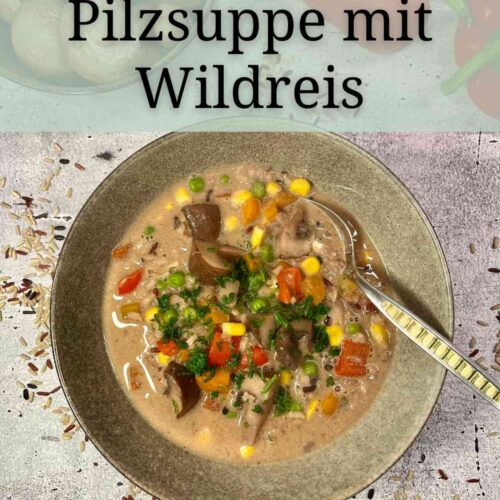 Rezept für leckere Pilzsuppe mit Wildreis, Champignons, Mais, Erbsen, rote Paprika, gelbe Paprika, Mandelmus und Hefeflocken. Dazu Baguette und als Topping Petersilie.