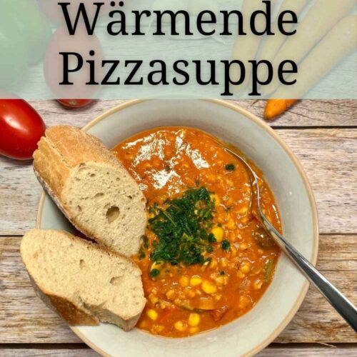 Waermende Pizzasuppe als perfekte Partysuppe. Mit Soja-Granulat statt Hackfleisch. Als Zutaten sind Karotten, Paprika, Zwiebeln und eine vegane Kaesesosse aus Cashewmus und Hefeflocken enthalten.